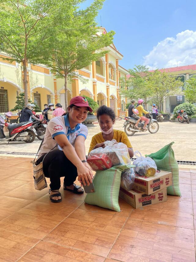 Trao quà cho bà con khó khăn và học sinh vượt khó tại Bình Phước (14/05/2022)